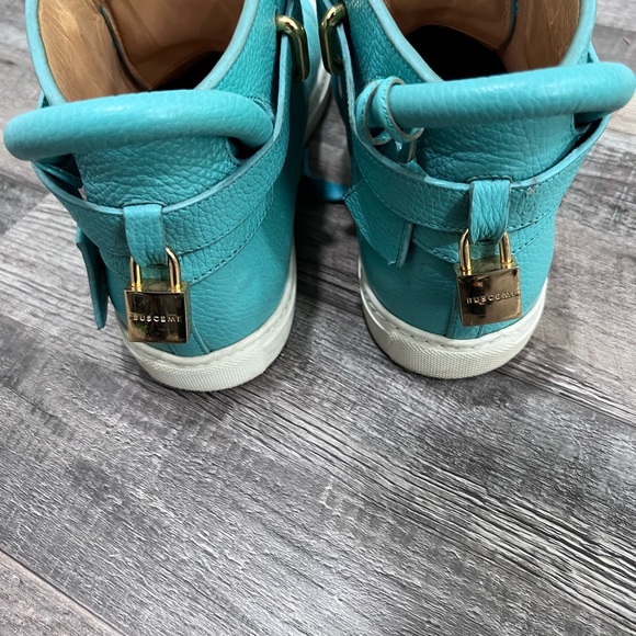 No longer wear then used to be his favorite shoes. - Picture 3 of 6